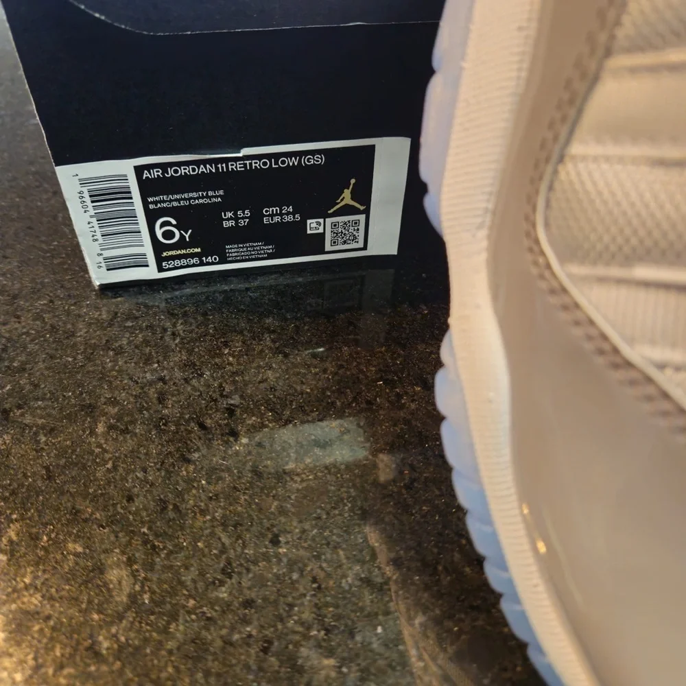 Sz 6 Jordan 11 Retro Low 'Cement Grey',
